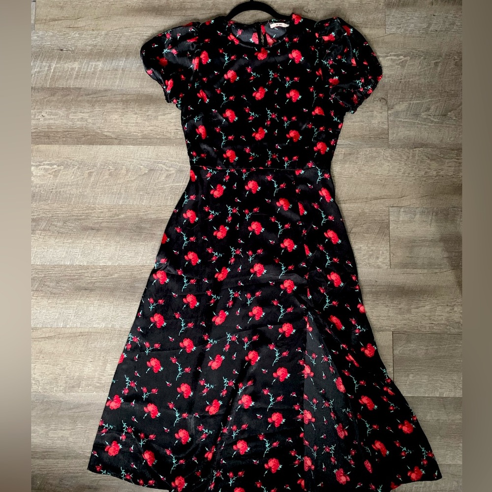 Francesca’s Collection Black Floral Crewneck dress